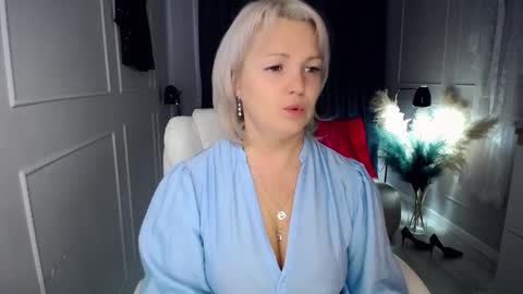 Snapshot of emmmam chatting on October 31, 5:52 am emmmam online show from October 31, 5:52 am