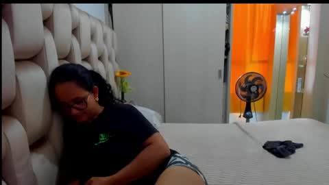 Snapshot of emperatriztapia chatting on December 15, 4:59 pm emperatriztapia online show from December 15, 4:59 pm