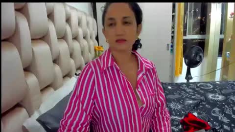 Snapshot of emperatriztapia chatting on December 23, 11:39 pm emperatriztapia online show from December 23, 11:39 pm