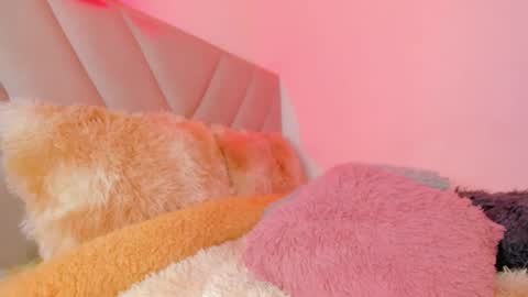 Snapshot of emy_colee chatting on December 18, 2:06 pm Emy online show from December 18, 2:06 pm