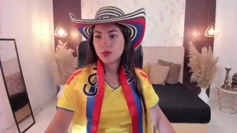 Snapshot of emy_ly chatting on July 7, 11:25 am emy online show from July 7, 11:25 am