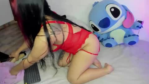 Snapshot of emy_xdy chatting on March 5, 8:27 pm Im Emily would you like to help me reach 100 online show from March 5, 8:27 pm