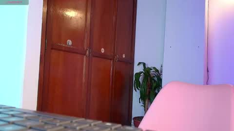 emycarver09 online show from December 15, 11:47 am