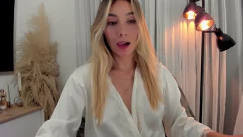 emyconneer online show from December 7, 1:58 am