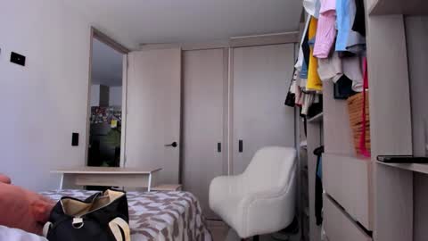 emyconneer online show from February 3, 10:11 pm