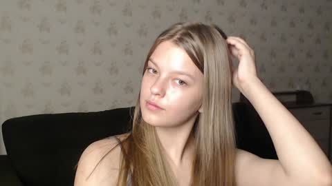 Snapshot of emysway chatting on December 10, 9:43 pm EmySway online show from December 10, 9:43 pm