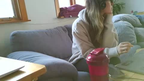 Snapshot of emyxxl chatting on February 12, 1:28 pm emyxxl online show from February 12, 1:28 pm