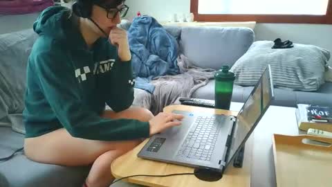 Snapshot of emyxxl chatting on February 17, 1:29 pm emyxxl online show from February 17, 1:29 pm