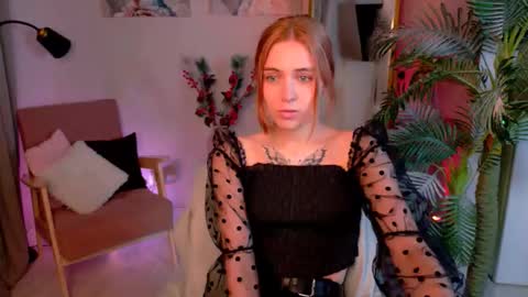 enchanted_bella online show from December 19, 1:51 pm