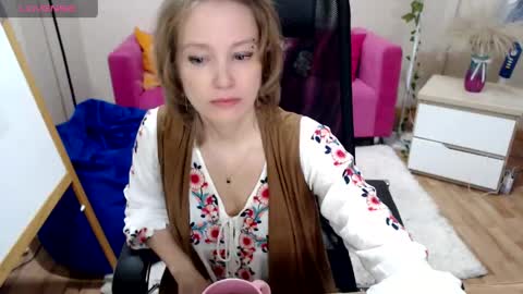 englishgirll online show from April 19, 3:33 pm