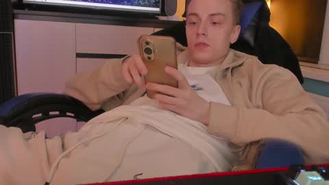 Snapshot of enkeer chatting on December 7, 1:58 am Enker online show from December 7, 1:58 am