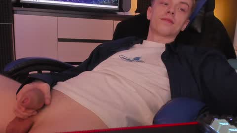 Snapshot of enkeer chatting on December 7, 11:34 pm Enker online show from December 7, 11:34 pm