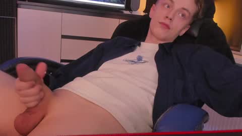 Snapshot of enkeer chatting on December 17, 6:45 am Enker online show from December 17, 6:45 am