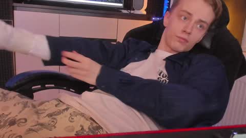 Snapshot of enkeer chatting on December 27, 12:18 am Enker online show from December 27, 12:18 am