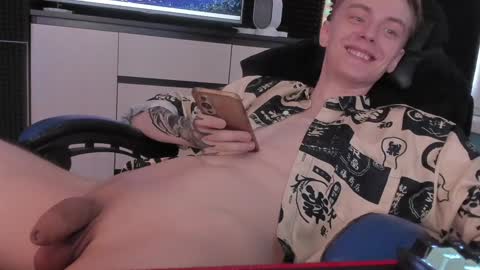 Snapshot of enkeer chatting on February 3, 12:57 pm Enker online show from February 3, 12:57 pm