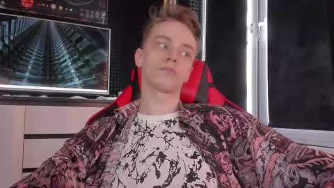 Snapshot of enkeer chatting on October 30, 6:37 am Enker online show from October 30, 6:37 am