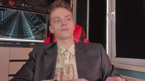 Snapshot of enkeer chatting on October 31, 7:31 am Enker online show from October 31, 7:31 am