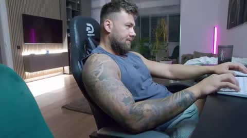 Erik online show from October 22, 4:51 pm