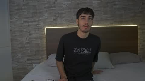 Snapshot of enzo_crown chatting on April 4, 6:49 pm Enzo online show from April 4, 6:49 pm