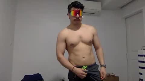 Snapshot of enzo_giovan chatting on April 2, 2:53 am enzo_giovan online show from April 2, 2:53 am