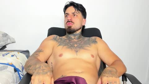 Snapshot of enzoaren chatting on October 31, 12:22 am Enzo Aren online show from October 31, 12:22 am