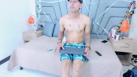 Snapshot of erack_and_emmy chatting on November 2, 4:04 am erack_and_emmy online show from November 2, 4:04 am