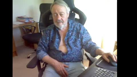 erasmus_d online show from April 18, 5:06 pm