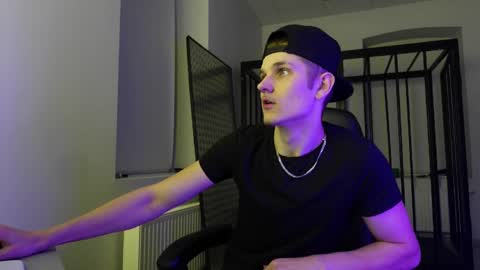 Snapshot of eric_poston chatting on September 26, 8:02 pm    online show from September 26, 8:02 pm