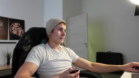 Snapshot of eric_poston chatting on October 14, 7:31 am    online show from October 14, 7:31 am