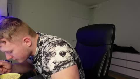 Snapshot of eric_poston chatting on October 23, 1:32 pm    online show from October 23, 1:32 pm