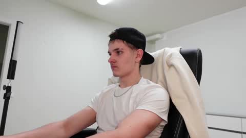 Snapshot of eric_poston chatting on October 31, 5:25 pm    online show from October 31, 5:25 pm