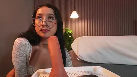 Snapshot of eriklein chatting on March 25, 7:42 pm Eri online show from March 25, 7:42 pm