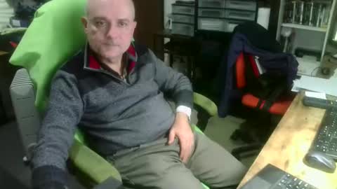 Snapshot of ernello chatting on October 30, 8:31 pm ernello online show from October 30, 8:31 pm