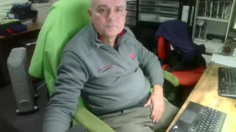 Snapshot of ernello chatting on October 31, 1:34 pm ernello online show from October 31, 1:34 pm