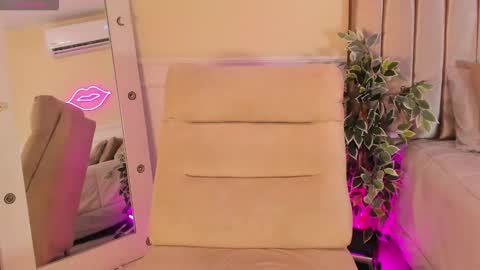 Snapshot of eros_becker_ chatting on March 7, 6:43 am eros_becker_ online show from March 7, 6:43 am