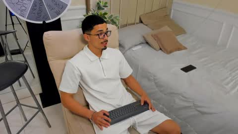 Snapshot of eros_becker_ chatting on March 30, 12:44 am eros_becker_ online show from March 30, 12:44 am