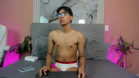 Snapshot of eros_lux1 chatting on April 4, 12:24 pm Eros Lux1 online show from April 4, 12:24 pm
