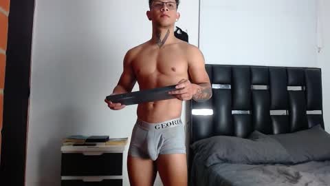 Snapshot of erosscott chatting on February 13, 11:12 pm Eros online show from February 13, 11:12 pm