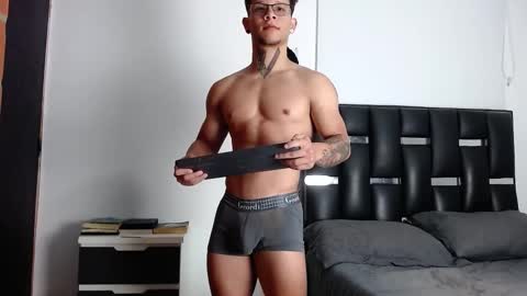 Snapshot of erosscott chatting on February 20, 8:31 pm Eros online show from February 20, 8:31 pm