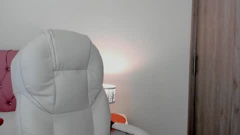 Snapshot of erotic_boobs chatting on December 2, 7:27 pm Karen online show from December 2, 7:27 pm