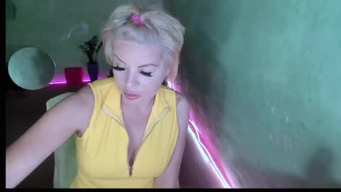 Snapshot of erotic_dessire chatting on April 23, 6:54 pm Eve online show from April 23, 6:54 pm
