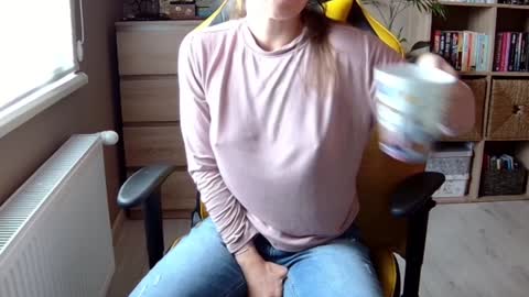 Snapshot of erotic_vibe chatting on December 17, 10:01 am Melissa online show from December 17, 10:01 am