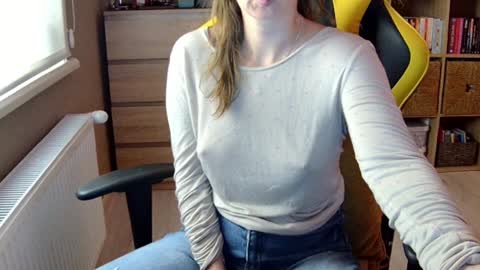 Snapshot of erotic_vibe chatting on December 23, 4:17 pm Melissa online show from December 23, 4:17 pm