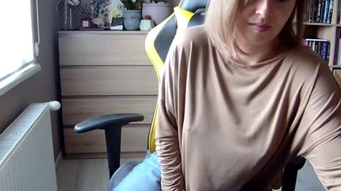Snapshot of erotic_vibe chatting on February 9, 11:14 am Melissa online show from February 9, 11:14 am