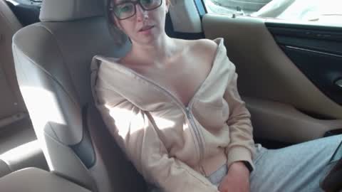 Snapshot of erotic_vibe chatting on March 10, 12:37 pm Melissa online show from March 10, 12:37 pm