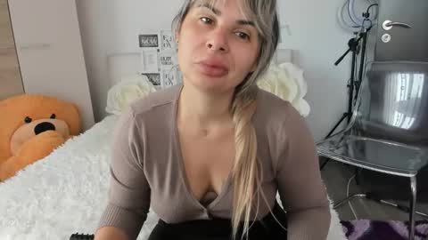 eroticsensualkitty4u online show from October 14, 7:42 am