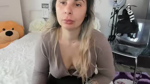 eroticsensualkitty4u online show from October 23, 9:19 am