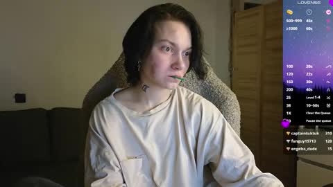 esajukyy online show from March 4, 3:40 pm