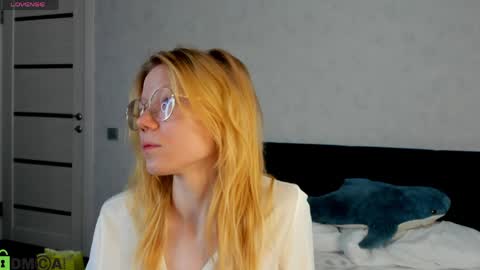 Esme Runn online show from May 7, 3:01 am