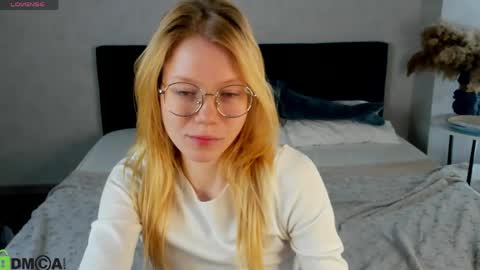 Esme Runn online show from May 13, 3:04 am
